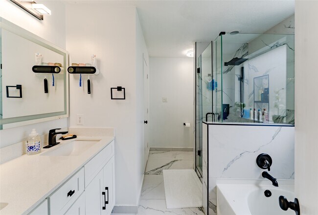 Foto del edificio - 7602 Little Thicket Ct