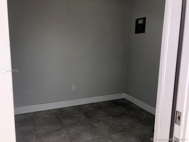 Building Photo - 821 SW 29th Ct