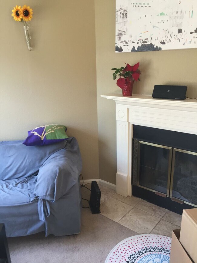 Building Photo - Super sunny & cozy 1 bedroom condo in the ...