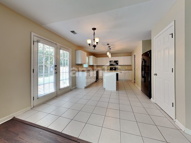 Foto del edificio - 219 Sparkleberry Ln