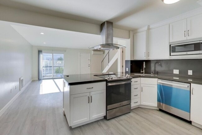 Building Photo - 1662 Hollenbeck Ave