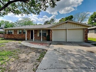 Building Photo - 825 Livingston Dr