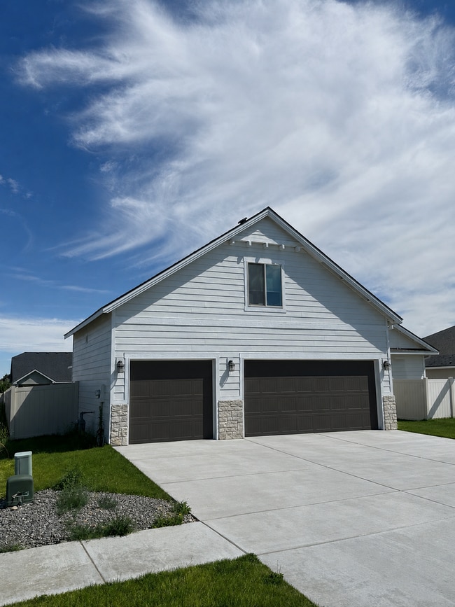 Building Photo - Spacious 4 Bed, 3 Bath Home with 3-Car Garage & Fully Fenced Yard | Dogs Welcome Boardman OR