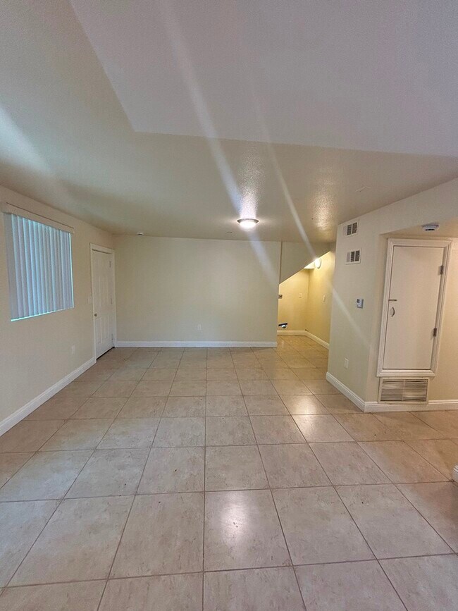 Foto del edificio - 148 E 84th Pl