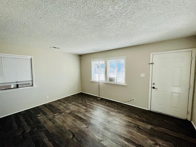 Foto del edificio - 44330 Heaton Ave