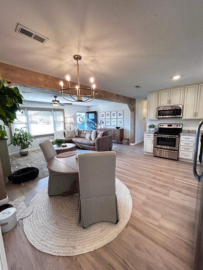 Foto del edificio - 4214 Englewood Blvd