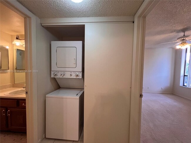 Foto del edificio - 6528 Coral Lake Dr