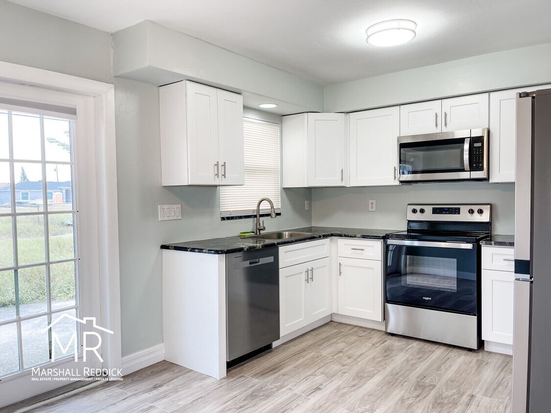 Primary Photo - Charming 2 Bed 1 Bath Duplex in NE Cape