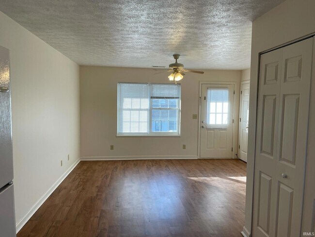 Foto del edificio - 5243 Raubs Ln