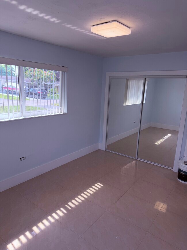 Foto del edificio - 2707 Pine Tree Dr