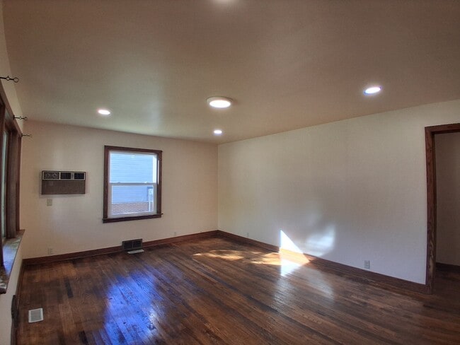 Building Photo - 108 N Webster St