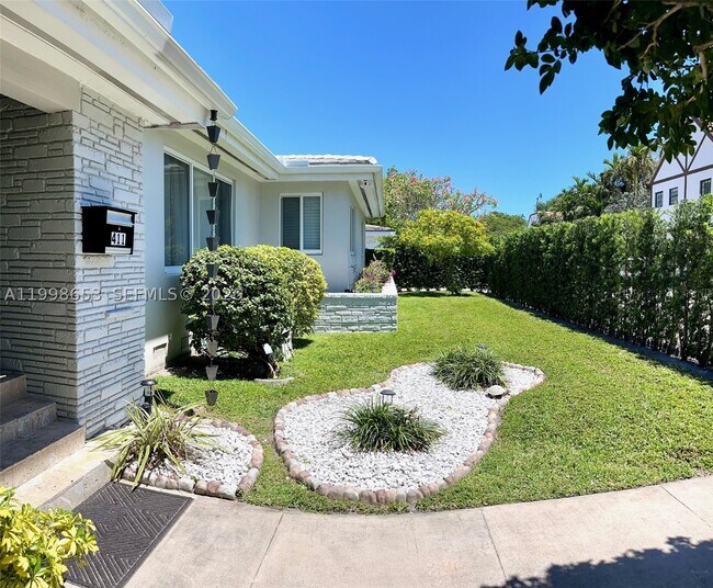 Building Photo - 411 Alesio Ave