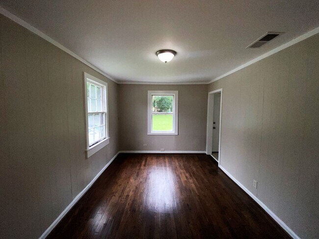 Building Photo - 104/105 7th Ave SE