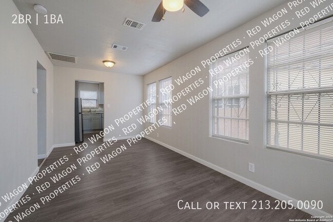 Building Photo - 325 S Hackberry St