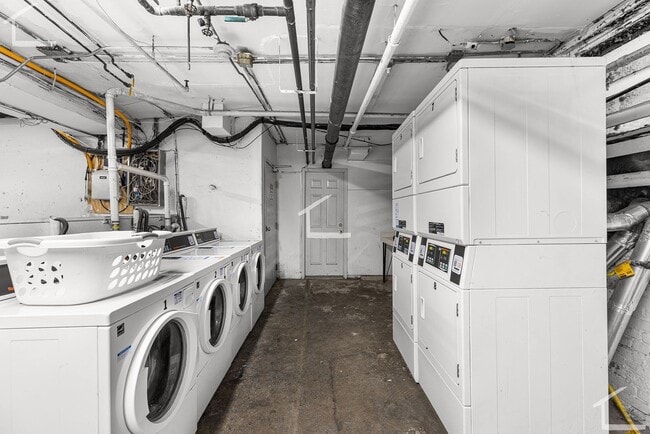 Building Photo - 3Br/1Bth, Great location. Laundry in building