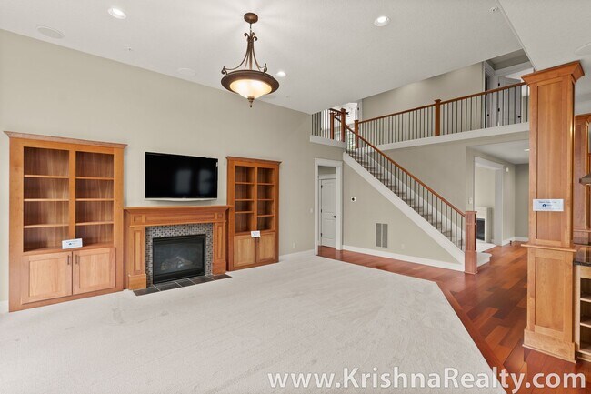 Foto del edificio - Gorgeous 6 Bedroom 3 Bath Corner Single Fa...