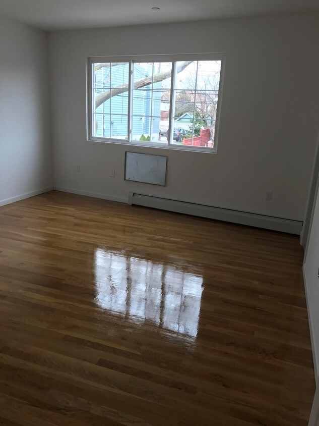 Foto principal - 73-38 53rd Rd