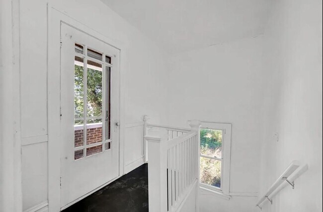 Building Photo - 1319 Marshall St