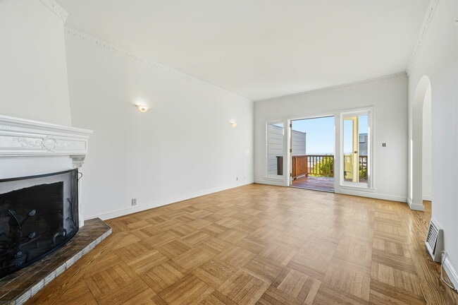 Building Photo - 685 47th Ave