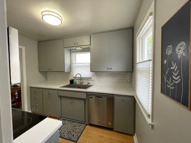Building Photo - 814 12th Ave SE