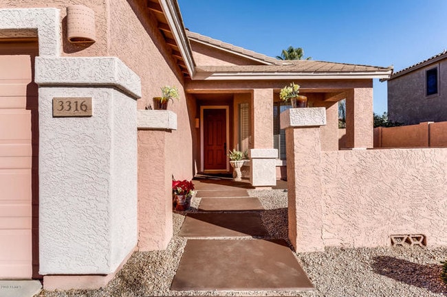 Building Photo - 3 Bedroom with Pool in Chaparral Estates