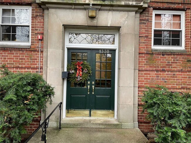 Foto del edificio - 1330 Midland Ave