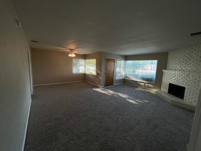 Living room and dining area - 3365 E Ashlan Ave