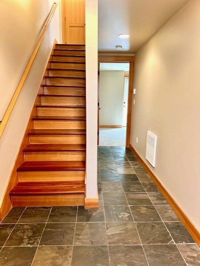 Building Photo - West Seattle Townhouse, Location Location ...