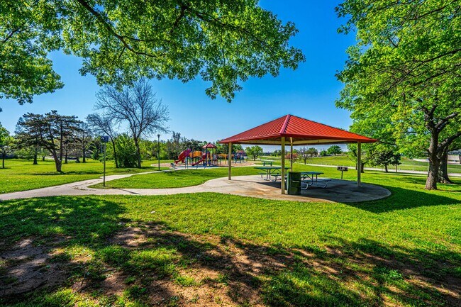 Foto del edificio - PARK VIEW!!  2 Bed - 1 bath in NW OKC!
