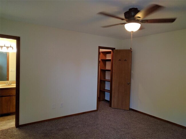 Building Photo - 2119 Teresa Dr