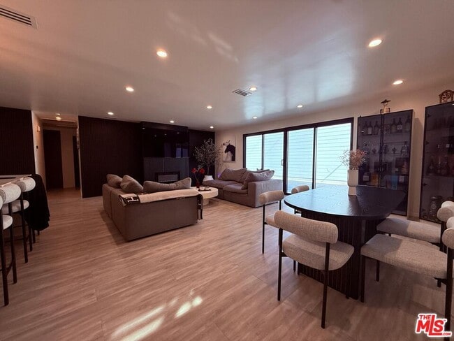 Foto del edificio - 16047 Bryant St