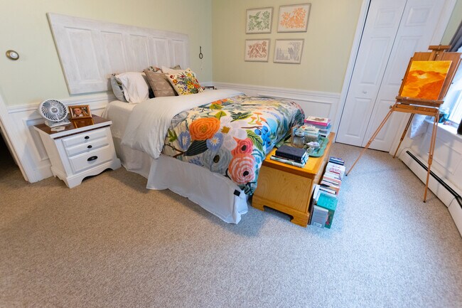 Spacious master bedroom - 84 Main St