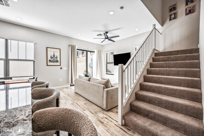 Foto del edificio - 4827 E Village Dr