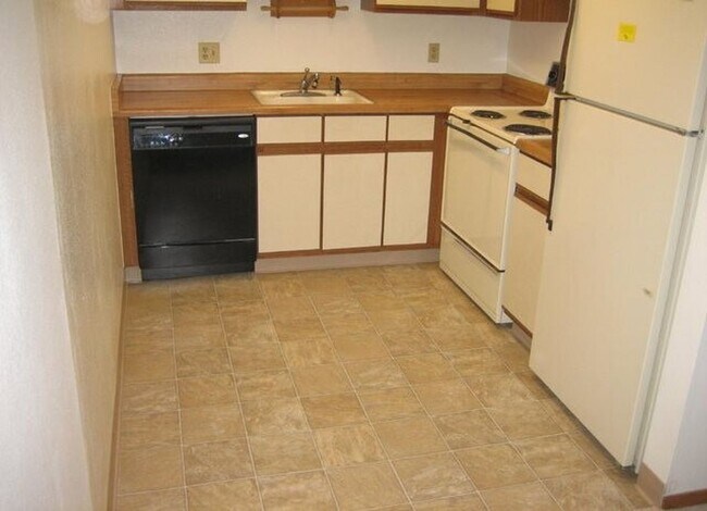 Building Photo - 2 Bedroom Condo For Rent at Gold Run near ...