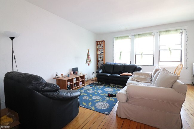 Building Photo - 3 br, 1 bath Apartment - 126 Babcock St 28