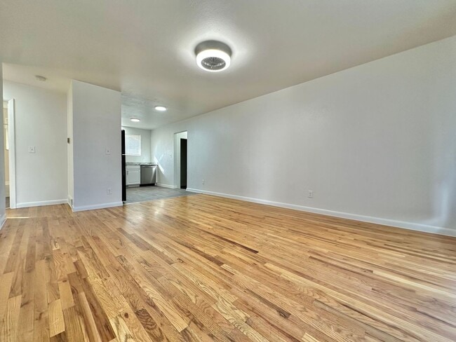 Foto del edificio - Bright and Spacious Duplex Style Home with HUGE Fenced in Backyard!!!