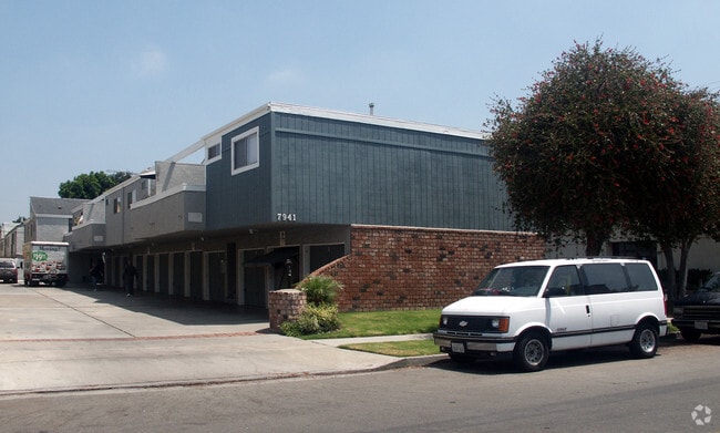 Building Photo - 7941 Stark St