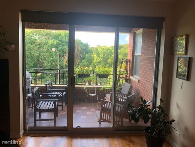 Building Photo - 2 br, 2 bath Condo - 3131 W Logan Blvd