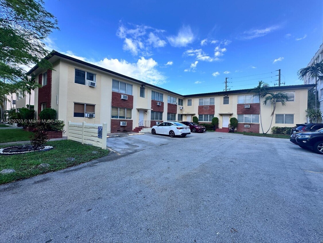Primary Photo - 215 Zamora Ave