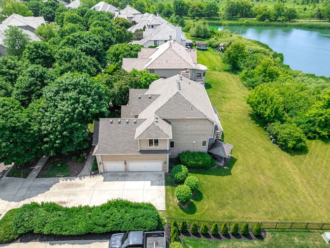 Building Photo - 552 Waters Edge Dr