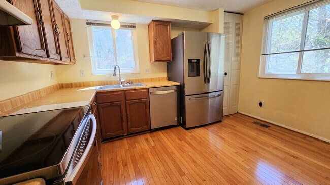 Building Photo - 5880 Jackson Oak Ct