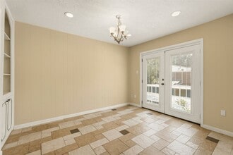 Building Photo - 496 N Post Oak Ln