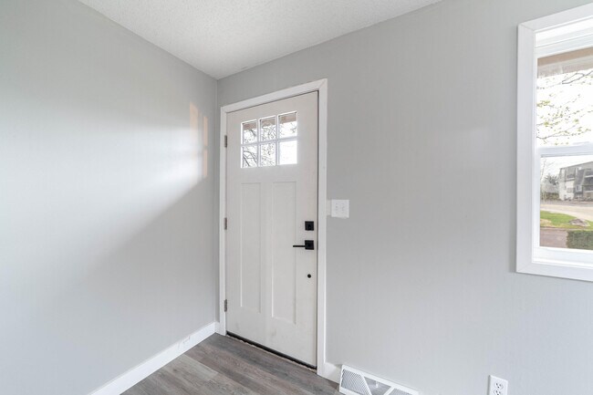 Foto del edificio - 3405 Balboa Ln