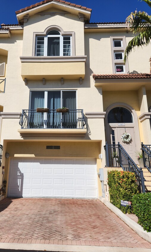 Front - 1861 Coral Heights Blvd