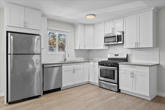 Building Photo - 631 E Elk Ave