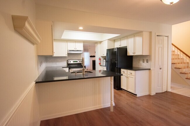 Building Photo - 8 Eton Ct
