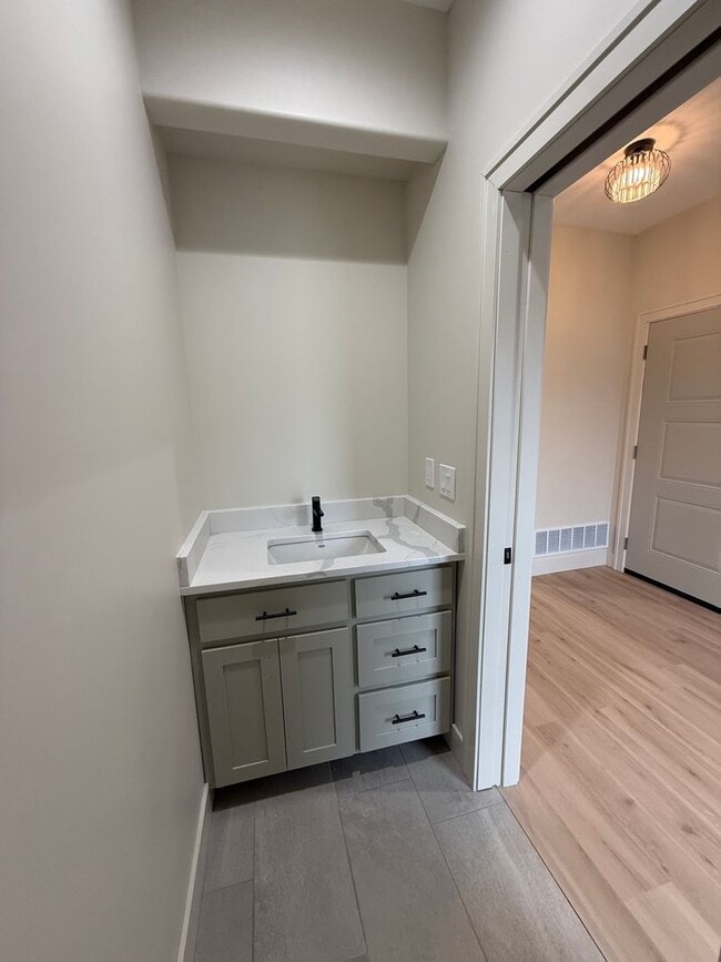 Foto del edificio - 6711-6715 New Town Ave.