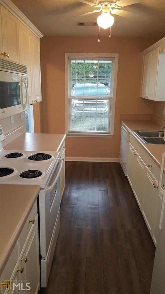 Foto del edificio - 1731 Summerwoods Ln
