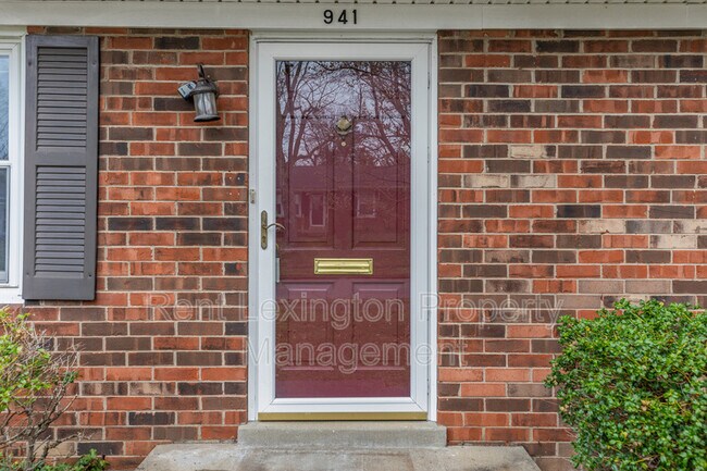 Building Photo - 941 Lily Dr