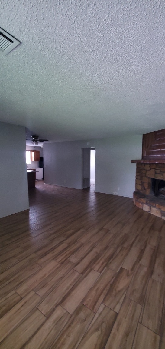 Building Photo - 1033 N Oak Ct